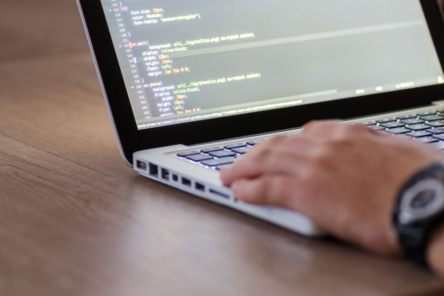 Sito web professionale: perché il fai-da-te costa caro